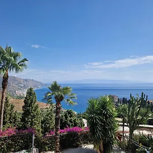 https://taormina-bella-vista-apartment-in-center-with-pool-by.sicilyhotelsitaly.net